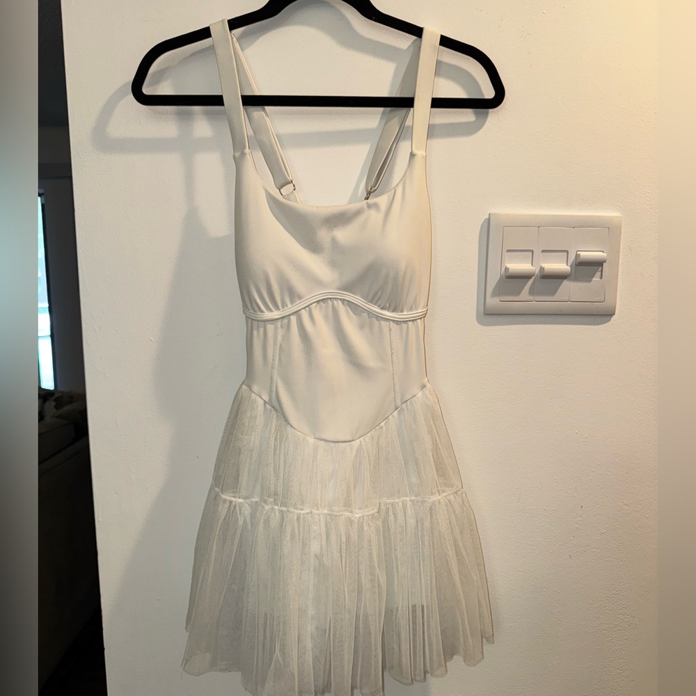 Elegant White Leisure Dress with Tulle Skirt